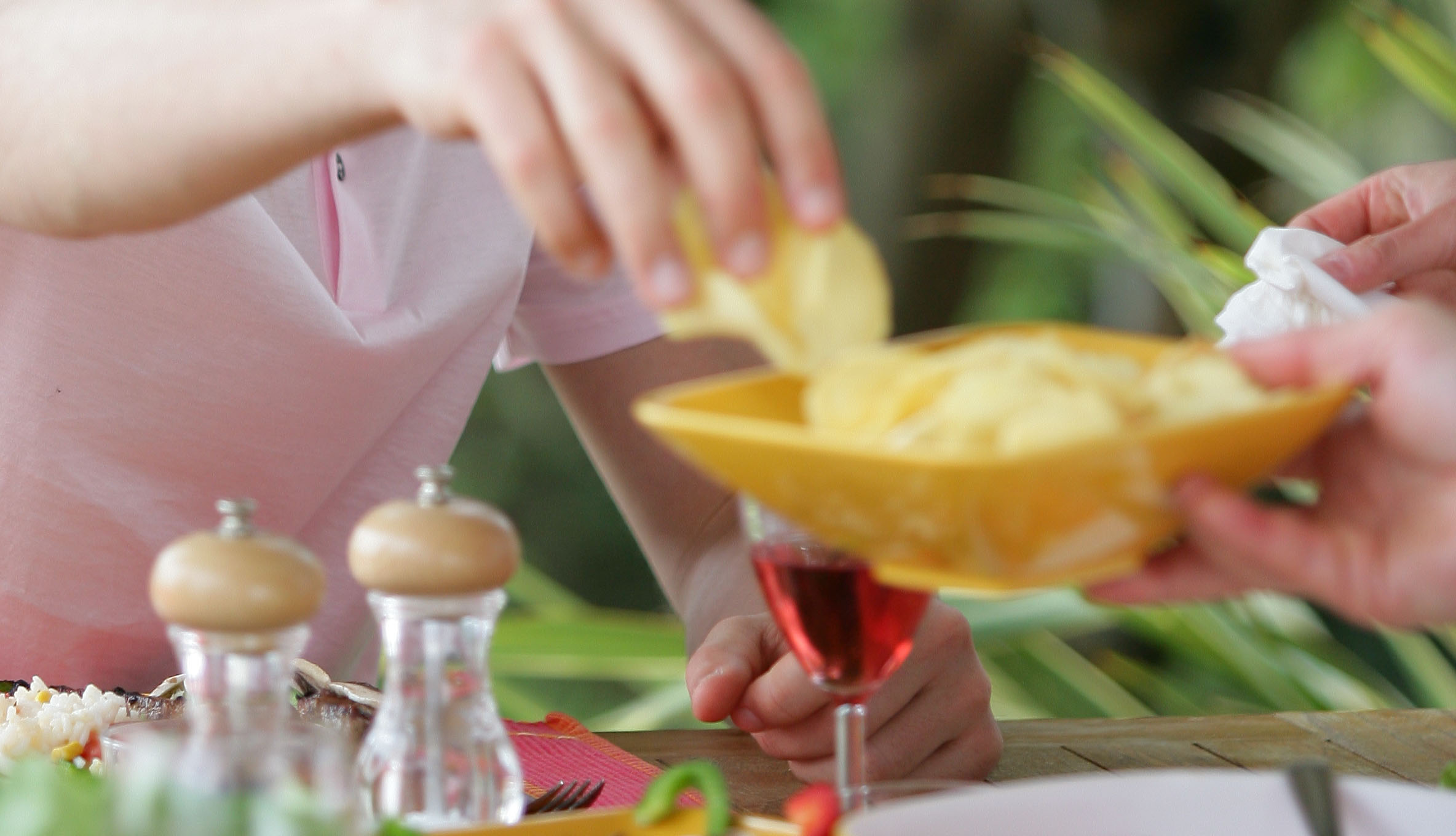 I vilken ljudmiljö smakar chips bäst? Bilden visar en hand som greppar ett chips ur en skål.