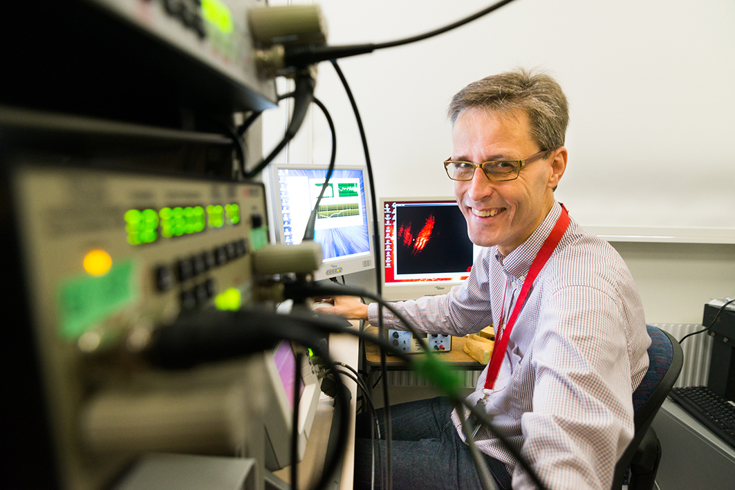 Professor Anders Fridberger. Apparaten som lyser grönt används när man mäter ljud¬orsakade vibrationer från innerörats celler.