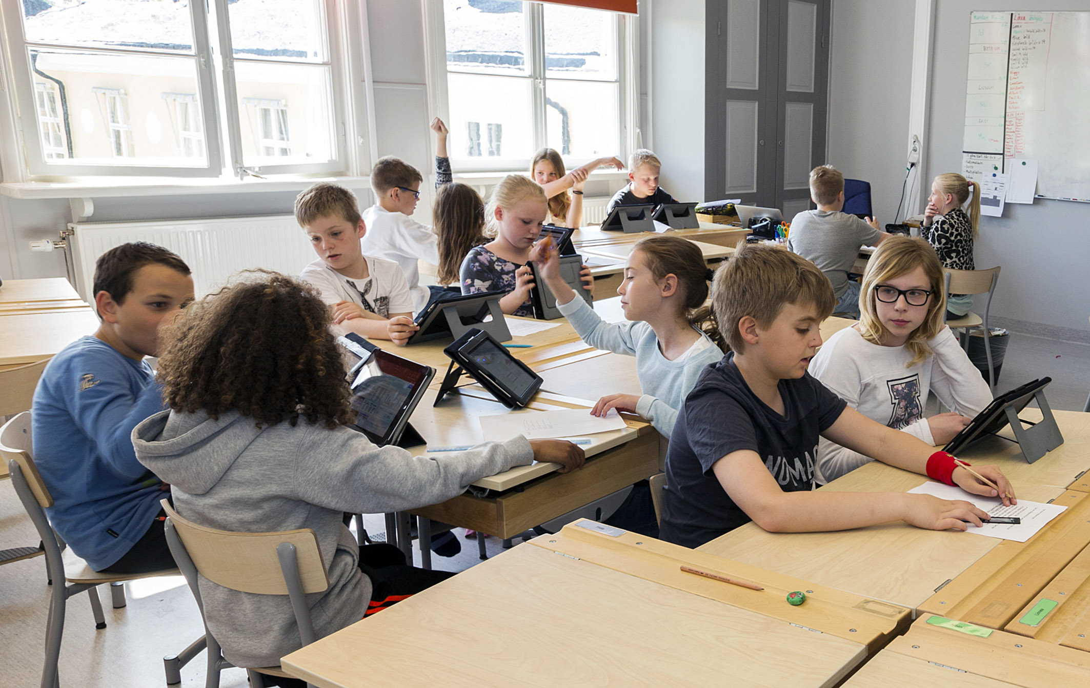 Problemet med buller i klassrummet har ökat. En orsak är att skolarbetet på senare år ofta sker i mindre grupper i klassrummet, vilket ger mer kringljud. Barnen på bilden har inte ingått i undersökningen.
